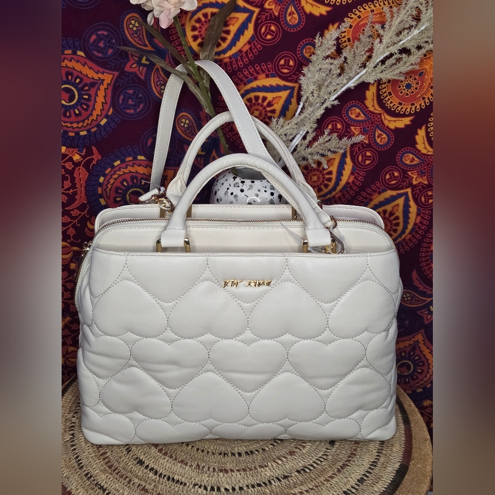 Betsey Johnson White Heart Quilted Handbag - Picture 5 of 15